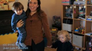 ستيلا موريس مع طفليها من أسانج
