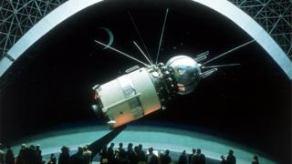 Un modelo de Lunik 1 en exposición en Moscú en 1967.