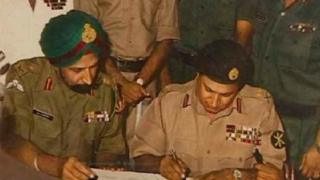 আত্মসমর্পণের দলিলে সই করছেন পাকিস্তানি সেনা কর্মকর্তা আমির আবদুল্লা খান নিয়াজি
