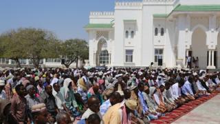 Boqolaal qof ayaa ka qeyb qaadatay Alla bari ka dhacay Masjidka Isbahaysiga Islaamka ee Muqdisho