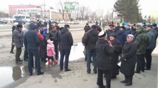 Жергиликтүү активисттер беш күндөн кийин дал эле ушул талап менен кайра чыгаарын айтып тарашты.