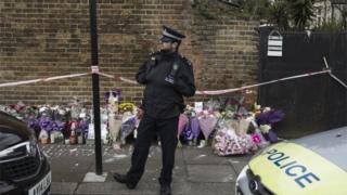 Un policía en la escena del asesinato de Tanesha Melbourne.