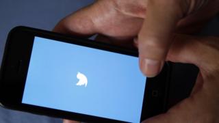 Смартфон с приложение Twitter