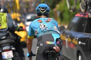 El danés Michael Valgren, del equipo Astana, muestra los efectos que dejó la novena etapa del Tour de Francia en su cuerpo.