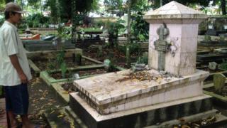 Mulyono, penjaga makam di TPU Giriloyo, Kota Magelang, Jawa Tengah, menunjukkan makam yang dirusak.
