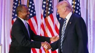 Ben Carson salué par Donald Trump