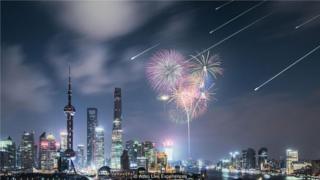 上海的天际线上,模拟人造流星雨。