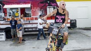 Joven con serpiente en Leah Arts District