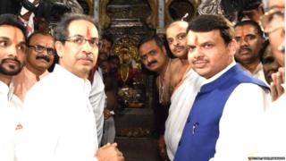 अंबाबाईचं दर्शन घेताना उद्धव ठाकरे आणि देवेंद्र फडणवीस
