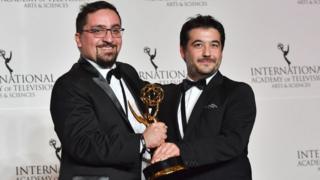 Hernán Caffiero (izq.) y el productor Antonino Ballestrazzi con el Emmy