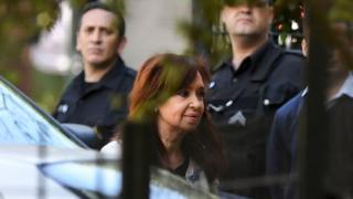 Cristina Fernández Kirchner chegando à uma corte federal