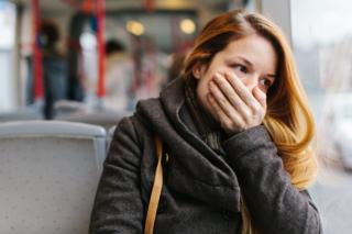 Mujer con signo de arrepentimiento