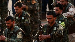 قوات وحدات الشعب الكردية تعدها تركيا إرهابية
