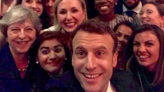 Madaxweyne Macron oo sawir uu isagu qaaday oo ay kula jirto Theresa May kula galay xarunta matxafka Alberta