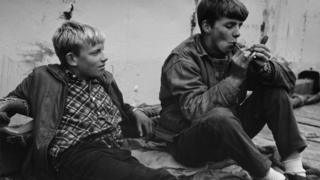 Dois adolescentes fumando na Islândia, em 1950