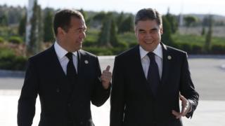 Gurbanguly Berdymukhamedov and Dmitry Medvedev walking and talking