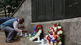 Des survivants allument des chandelles à la mémoire des victimes à Nairobi.