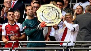 Arsene Wenger da 'yan wasansa rike da Community Shield