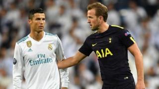 هاري كين (يمين) بجانب كريستيانو رونالدو (يسار) نجم ريال مدريد الإسباني