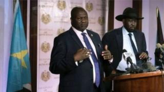 Prezida Salva Kiir (iburyo) wa Sudani y'Epfo na Riek Machar (ibubamfu)