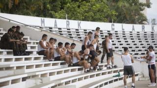 Os cadetes têm uma rotina intensa de aulas alternadas com exercícios físicos e treinamentos militares