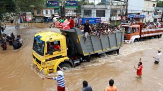 Awọn ọmọ ilẹ India gun ọkọ ajagbe lati kuro ninu omiyale ni Cochin ni 17 August 2018