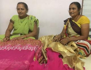 ઘરકામ ઉપરાંત ઍમ્બ્રૉઇડરીનું કામ કરતી મહિલાઓ પાસે હવે કોઈ કામ જ નથી, મહિલાઓની તસવીર