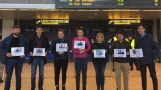 Акция в поддержку украинских политзаключенных в аэропорту Бухареста