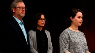 Une des nombreuses victimes de Larry Nassar, avec ses parents au tribunal (illustration).