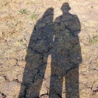 Sombras sobre la tierra seca