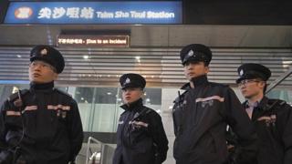 港鐵尖沙咀站外的警察