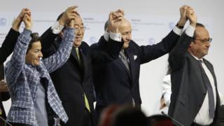 El momento en el que los líderes globales celebraban el consenso sobre el Acuerdo de París.