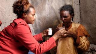 የጤና ባለሙያዋ ለታካሚ መድኃኒት ስትሰጥ