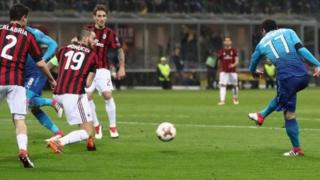 Henrikh Mkhitaryan lokacin da ya ci wa Arsenal AC Milan