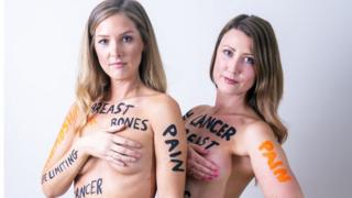Ники (слева) и Лаура (справа) обнаженные и с надписью на своих телах о борьбе с раком