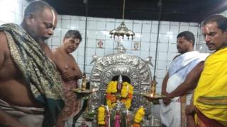 చెన్నకేశవ ఆలయంలో పూజారులు