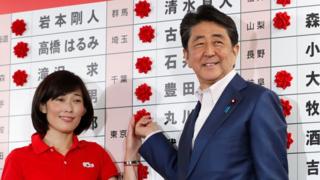 丸川珠代参議院議員(左)の再選を喜ぶ安倍晋三首相(21日、東京の自民党本部)