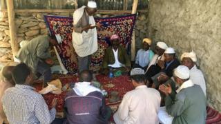 Musliimota Woqiroomaaraay Aksuumirraa km 15 fagaattee jirtu yeroo sagadarra jiran