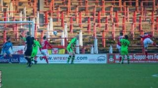 Shaun Harrad (ar y dde) yn rhoi Wrecsam ar y blaen