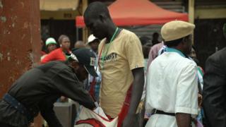 Contrôle de sécurité lors d'un événement politique à Bamenda - archives