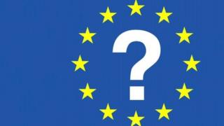Baner yr UE gyda marc cwestwin yn ei chanol.