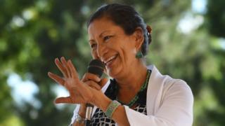 Кандидат американских индейцев Деб Хааланд, который баллотируется в Конгресс в первом округе Конгресса в Нью-Мексико на предстоящих промежуточных выборах, выступает в Альбукерке, штат Нью-Мексико.