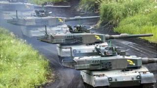 日本自衛隊進行坦克演習。
