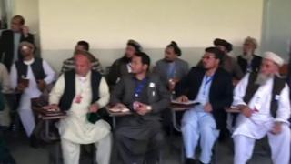 کابل کې د افغان مشورتي لويې جرګې دوهمه ورځ، له درې زرو ډېر ګډونوال یې په ۵۱ کمېټو يا ډلګيو وېل شوي، چې د سولې راوستو په اړه به پر لارو چارو سره غور او بحثونه کوي.