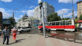 Перекресток улиц Рахова и Вавилова в Саратове. Текут трубы.