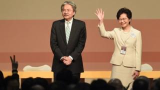 據特首選舉之前民調反映,曾俊華(左)民望遠遠拋離林鄭月娥(右);但經選委投票後,特首寶座卻由林鄭月娥登上。