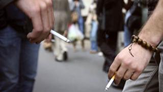 Gente fumando.