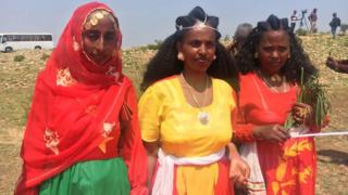 ኣብ ጽንብል ሰላም ዛላምበሳ ዝተረኽባ ብባንዴራ ክልቲኡ ወገናት ዘጌጻ ደቂ-ኣንስትዮ