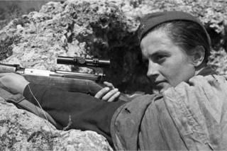 Lyudmila Pavlichenko com armamento em 6 de junho de 1942