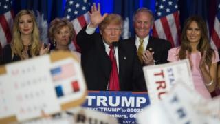 サウスカロライナ州の予備選勝利を家族と並んで祝うトランプ氏(20日)